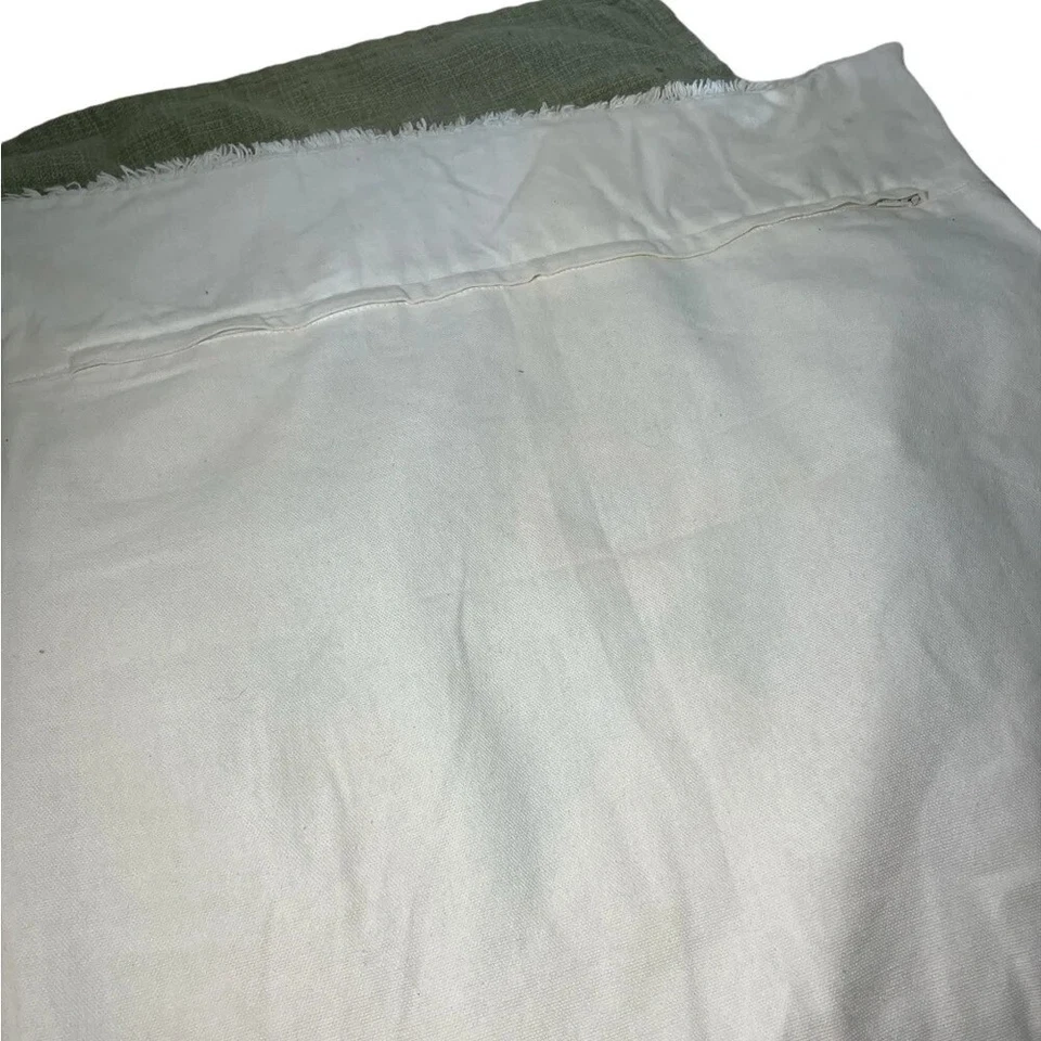 Fronha decorativa Opalhouse geométrica azul-petróleo/branco tufada 18”x18” - Imagem 4 de 4