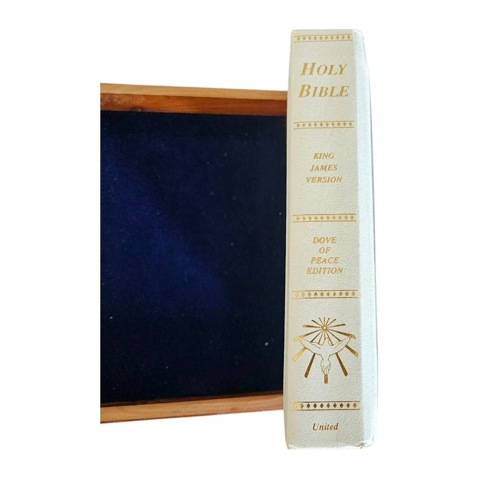 Holy Bible with Decorative Wooden Box – Inspirational Gift Set — 第 4/4 张图片