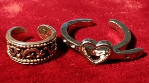 #N03 Lot of 2 Silver Tone Toe Rings Untested Moon Stars Heart