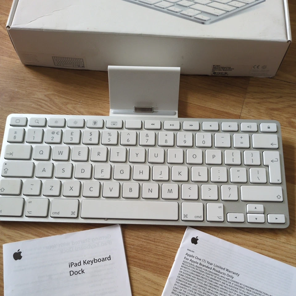 Genuine Apple iPad Keyboard Dock MC533B/A A1359 1st 2nd & 3rd Generation iPad - Image 2 of 4