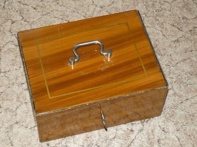 Stahlblechkassette 24 x 18,5x10,5 cm mit Einsatz, ca. 90 Jahre alt (64M)