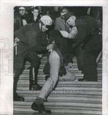 1960 Press Photo Francisco City Hall Youmg Demonstrator - RRS67703