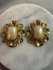 Vintage Gold Tone Shoe Clip Chunky Faux Pearl 1980s Glam