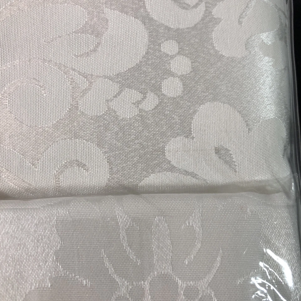 Everything Table Set White 60x102 Oblong, Vinyl Table Pad, 6 Napkins - Image 3 of 4