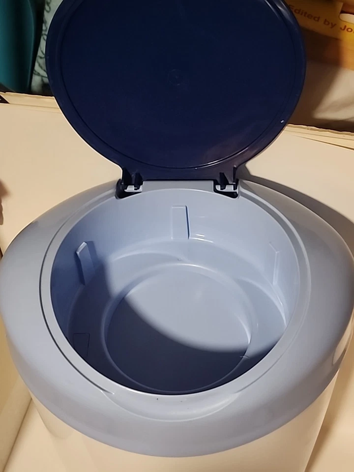 Cubo de eliminación de pañales Tommee Tippee Simplee Sangenic azul Foto 3 de 4