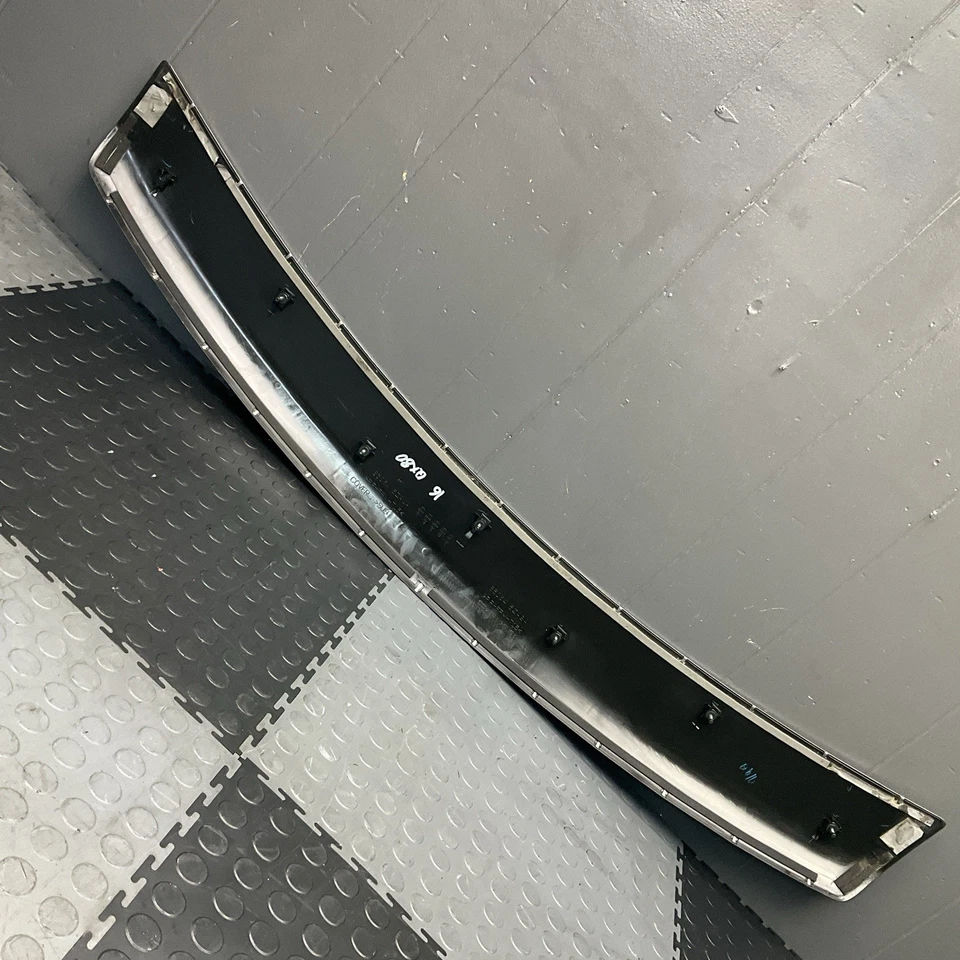 Parachoques trasero Infiniti QX80 2011-2017 placa de paso moldura OEM Foto 2 de 4