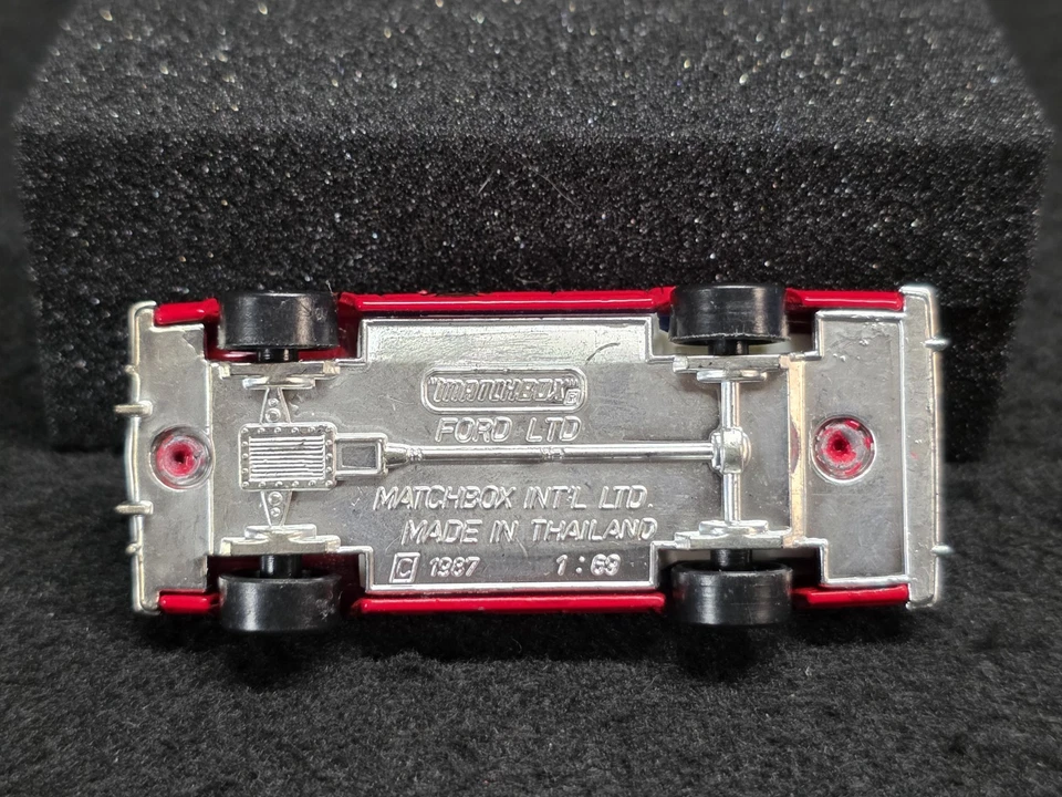 Matchbox 1995 Fire 5-Pack Exclusive Ford LTD Fire Chief - Image 3 of 4