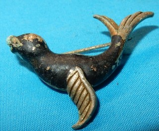 VINTAGE EDWARDIAN ENAMEL SEAL PIN BROOCH