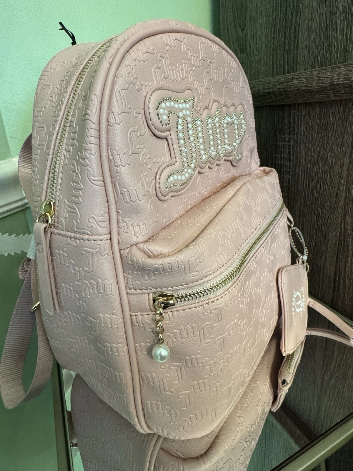 Zaino Juicy Couture rosa nuovo con etichetta con dettagli in perle e piccolo portamonete.