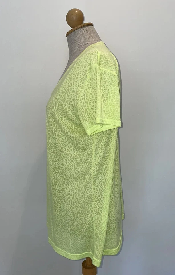 Avia 女式绿色/黄色动物印花短袖 T 恤 V 领衬衫,尺寸 XL — 第 2/4 张图片