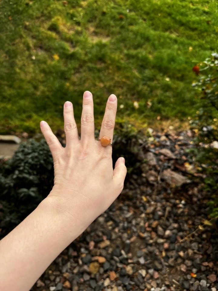 Anillo cabujón de jadeíta amarillo birmano natural | Montura de plata de ley Foto 3 de 4