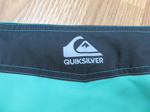 PANTALONES CORTOS DE BAÑO QUIKSILVER SIN FORRO DE POLI/SPANDEX VERDE AZULADO Y NEGRO Talla 40 - Imagen 4 de 6