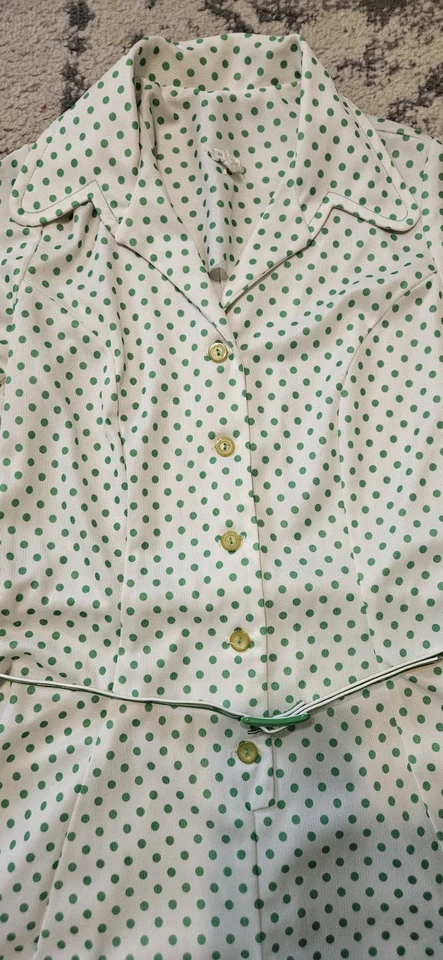 Vestido camisero vintage de los años 70 verde a lunares con cinturón cuello en punta talla grande Foto 2 de 4