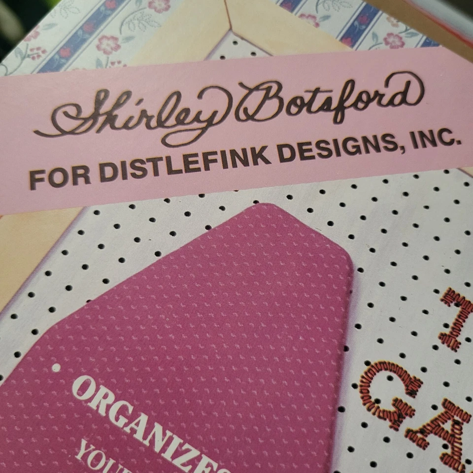 Soporte de estante de rosca de 4 niveles de plástico de 28 carretes de colección cuelga en una pared hecho en EE. UU. Foto 3 de 4