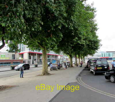 Foto 6x4 von Bäumen gesäumtes Pflaster, Queensway, Newport zwischen der B4591 Queen c2016