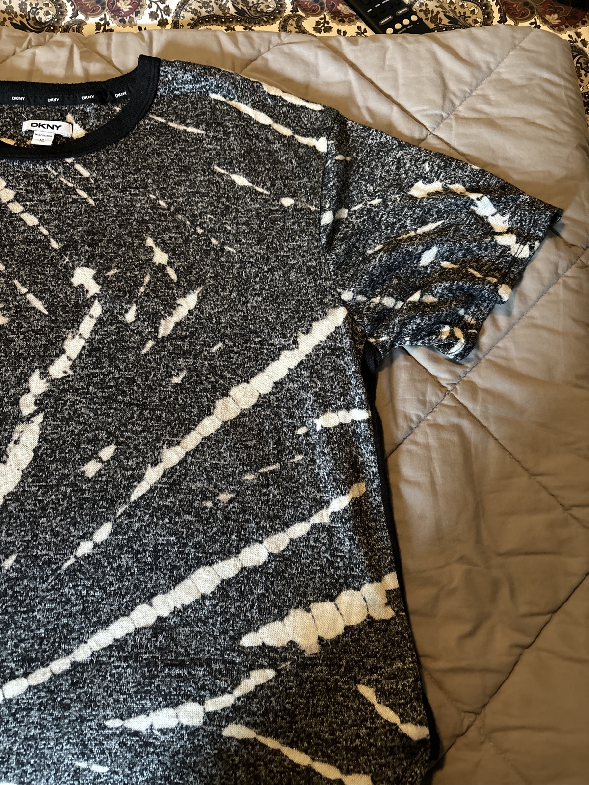 Woman’s XL DKNY Short Sleeve Bland And White Sweater