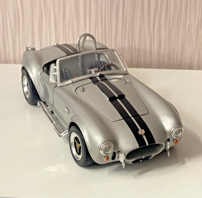 Road Legends Shelby Cobra 427 S/C 1:18 Diecast US Car Roadster Silber Vintage