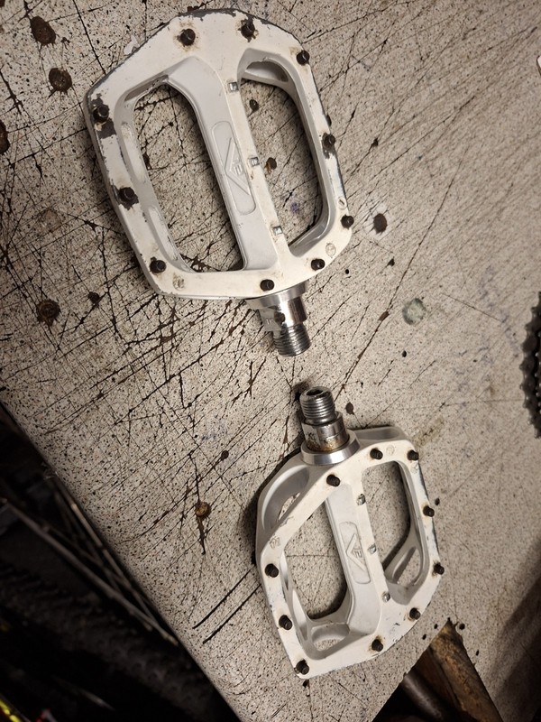 DMR V12 PEDALS 9/16 MTB WHITE USED QUALITY..