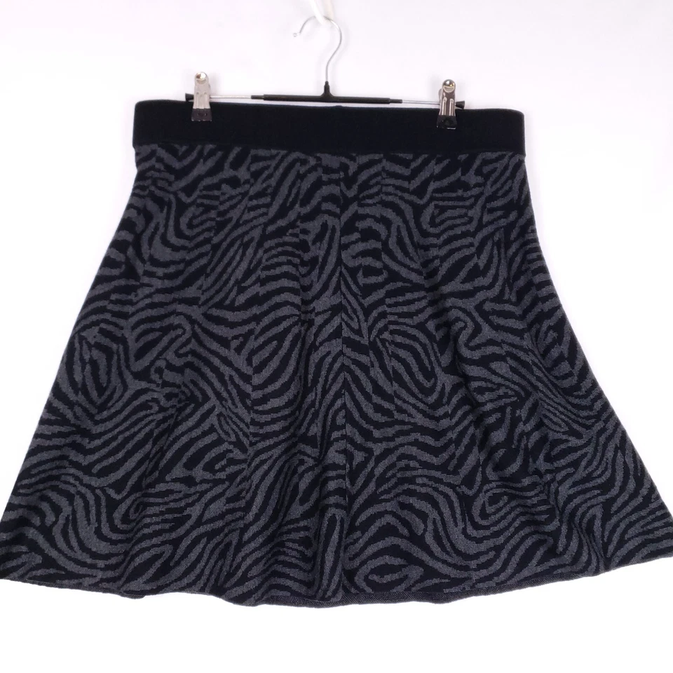 Falda Alfani Petite Línea A Estampado Cebra P/L Negra Gris Tranquila Lujo Oscura Academia Foto 3 de 4