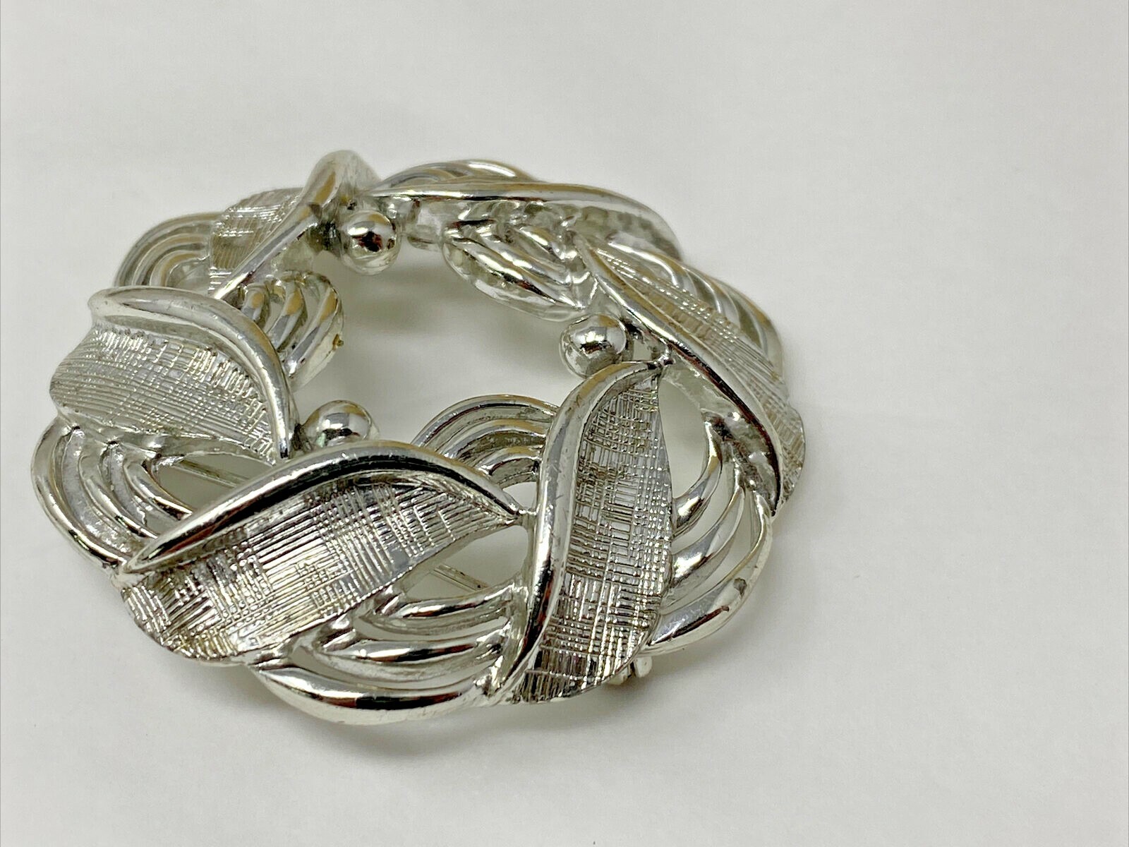 Vintage Silvertone Signed LISNER Open Wreath Broo… - image 3