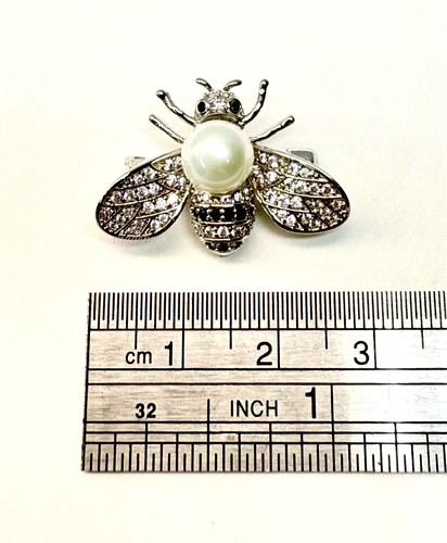 Charming Bee Design Brooch with 7mm White Edison Pearl – Perfect Gift Idea - Picture 2 of 3