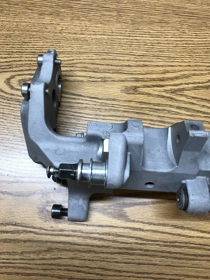 SOPORTE COJÍN TRASERO INFERIOR HONDA VFR800 INTERCEPTOR 2002-2015 # 50475-MCW-D00 Foto 4 de 4