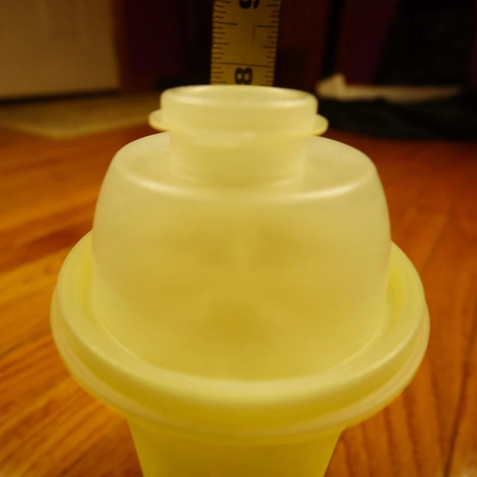 Taza mezcladora Tupperware Quick Shake amarilla vintage años 90 coctelera con inserto Foto 4 de 4