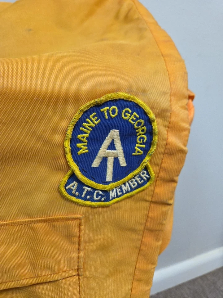 Mochila de caminhada vintage mundialmente famosa The Everest #228 estrutura de alumínio com remendo esfumaçado - Imagem 4 de 4