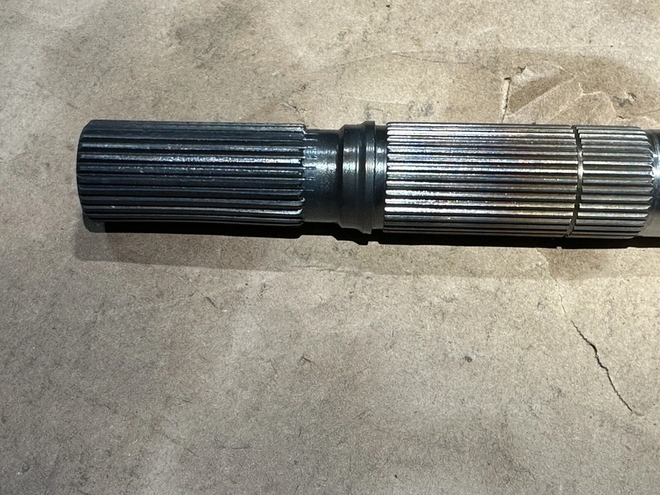 Ford C4 BRONCO Transmisión 4X4 Eje de salida 28 Spline 2-1/2" Largo 12-3/16” LG 1973-77 Foto 2 de 4