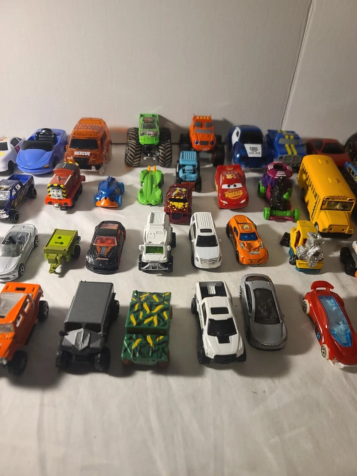 Hot wheels, Cars, ETC..  lot of 50 - Image 3 of 4