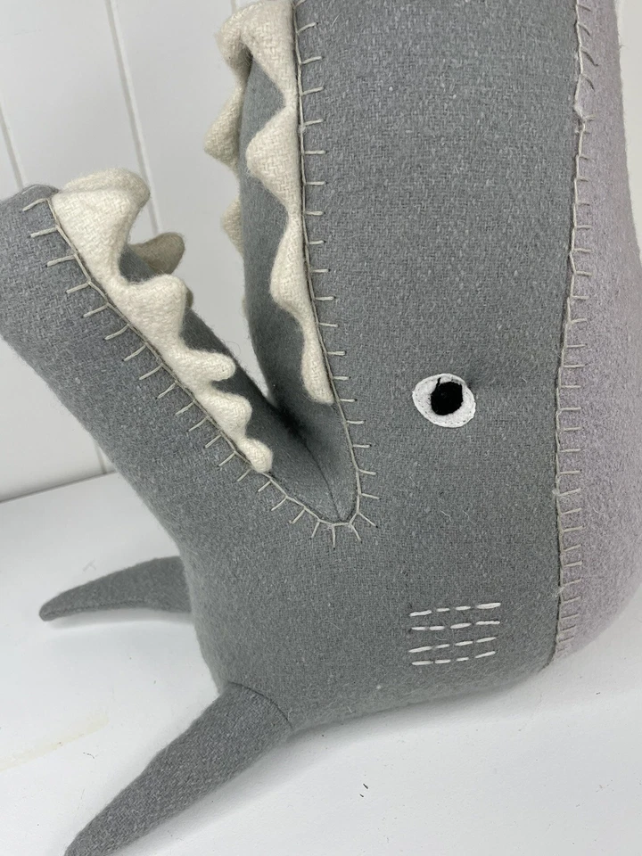 Pillowfort 14" Cabeza de Tiburón Montaje en Pared Decoración Peluche Taxidermia Objetivo Exclusivo 2016 Foto 2 de 4