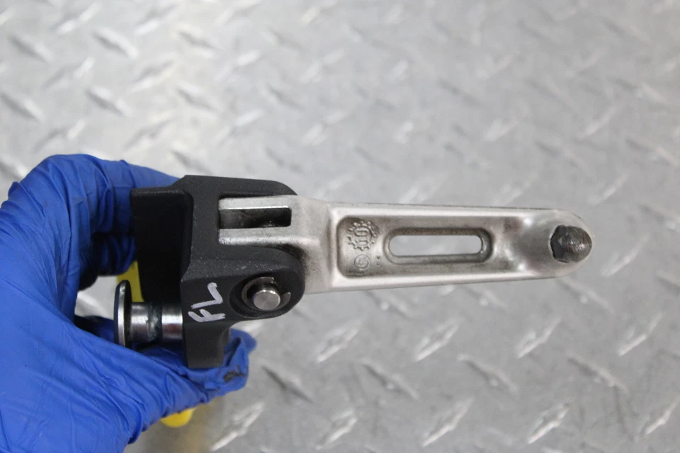 Triumph Speed Triple 2011 reposapiés delantero izquierdo clavija paso Foto 4 de 4