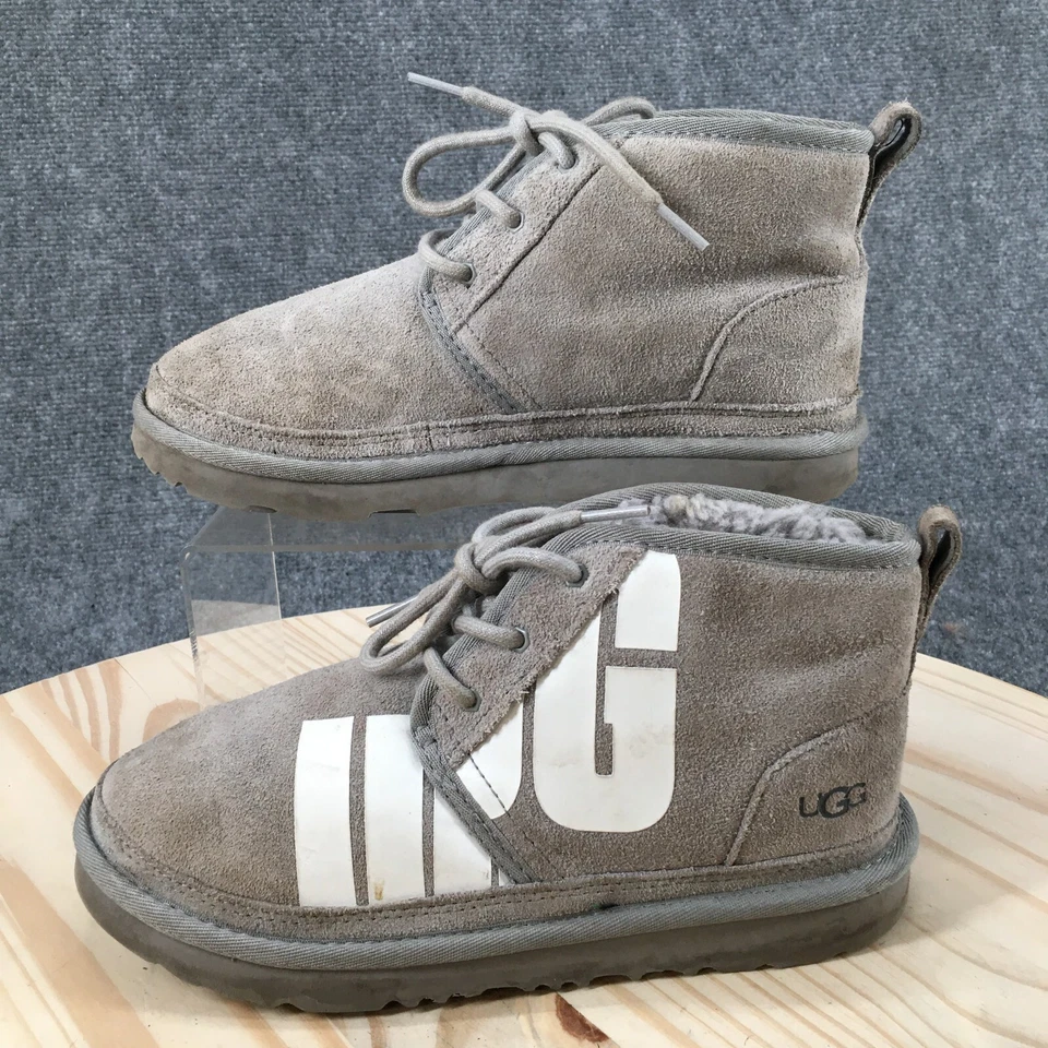 Botas Ugg Juveniles 5 Neumel Chopd Piel de Oveja Invierno Botín 1129054K Gris Gamuza Foto 2 de 4