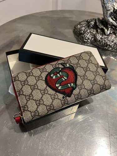 Gucci Snake heart GG Supreme Zip Around 