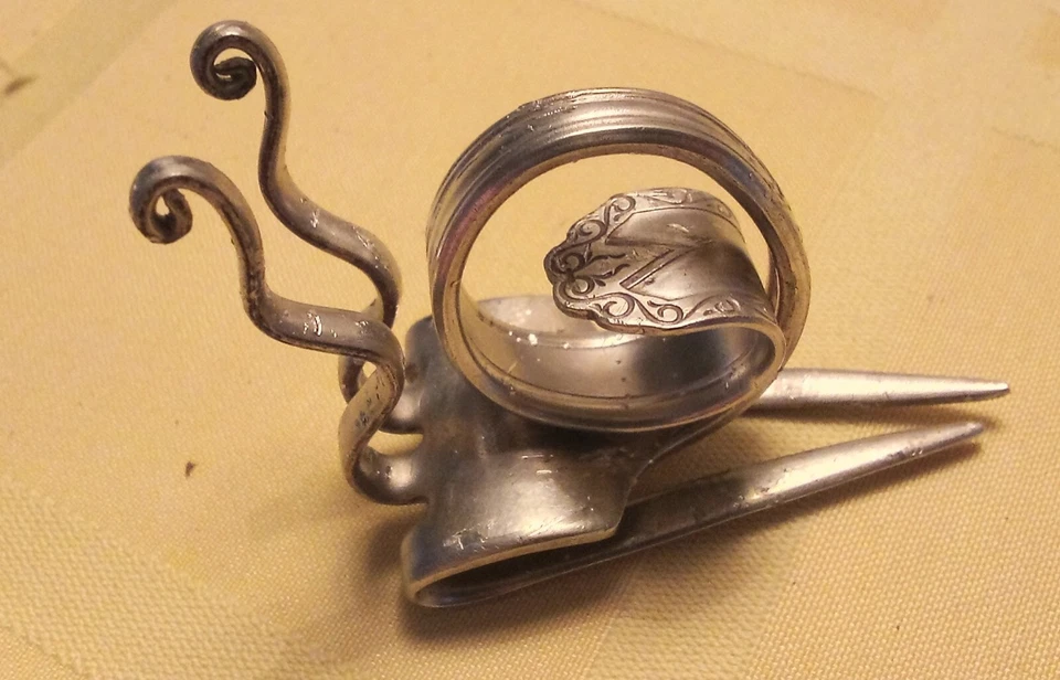 Grillos y caracoles de la suerte hechos a mano de tenedores plateados vintage  Foto 2 de 4