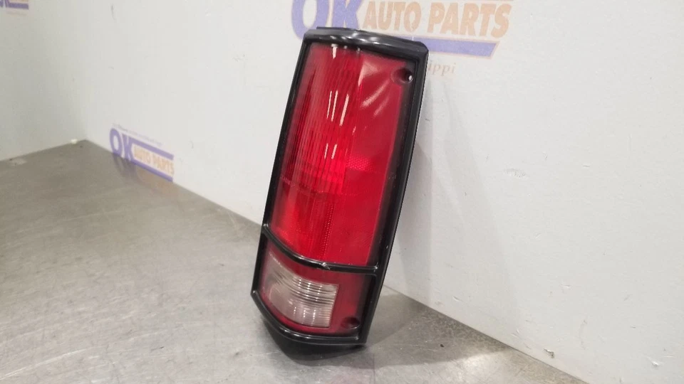 93 GMC TYPHOON CONJUNTO LUZ TRASERA PASAJERO DERECHO 16500594 Foto 3 de 4