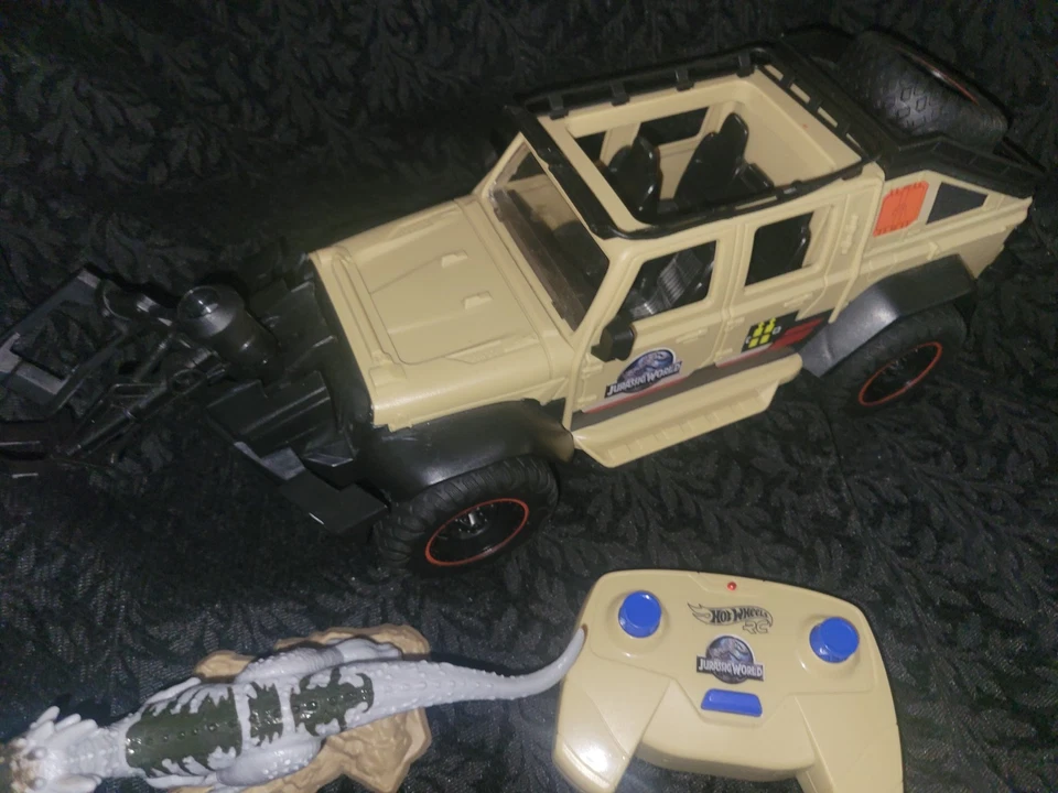 Hot Wheels Jurassic World Dominion R/C Jeep Gladiator Remote Control Vehicle RC - Image 4 of 4