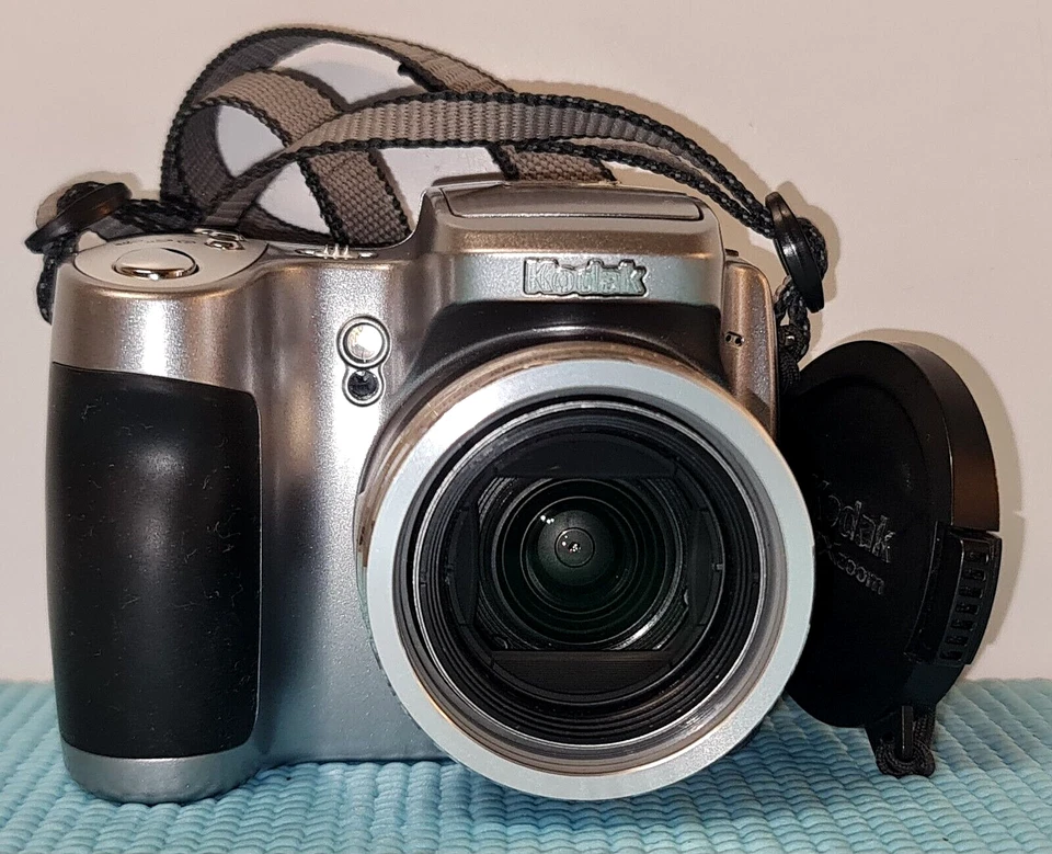 KODAK Easyshare Z740 5.0MP Digital Camera Silver Retina Aspheric All Glass Lens - Image 2 of 4