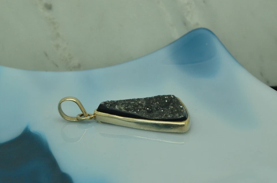 Dije colgante de cuarzo druzy gris en forma de rebanada de pizza de plata de ley 925 Foto 2 de 3