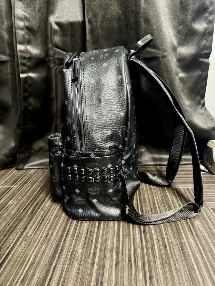 MCM Mochila Grande Negra con Detalle Tachonado Lateral Envío 2-3 Días Foto 2 de 4