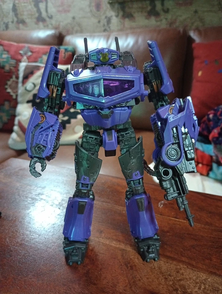SHOCKWAVE (Studio Series 110) Voyager Class (BUMBLEBEE MOVIE) Hasbro Figure  - Image 3 of 4