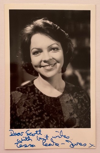 TESSA PEAKE-JONES (nur Narren und Pferde) handsigniertes Foto 5,5 x 3,5