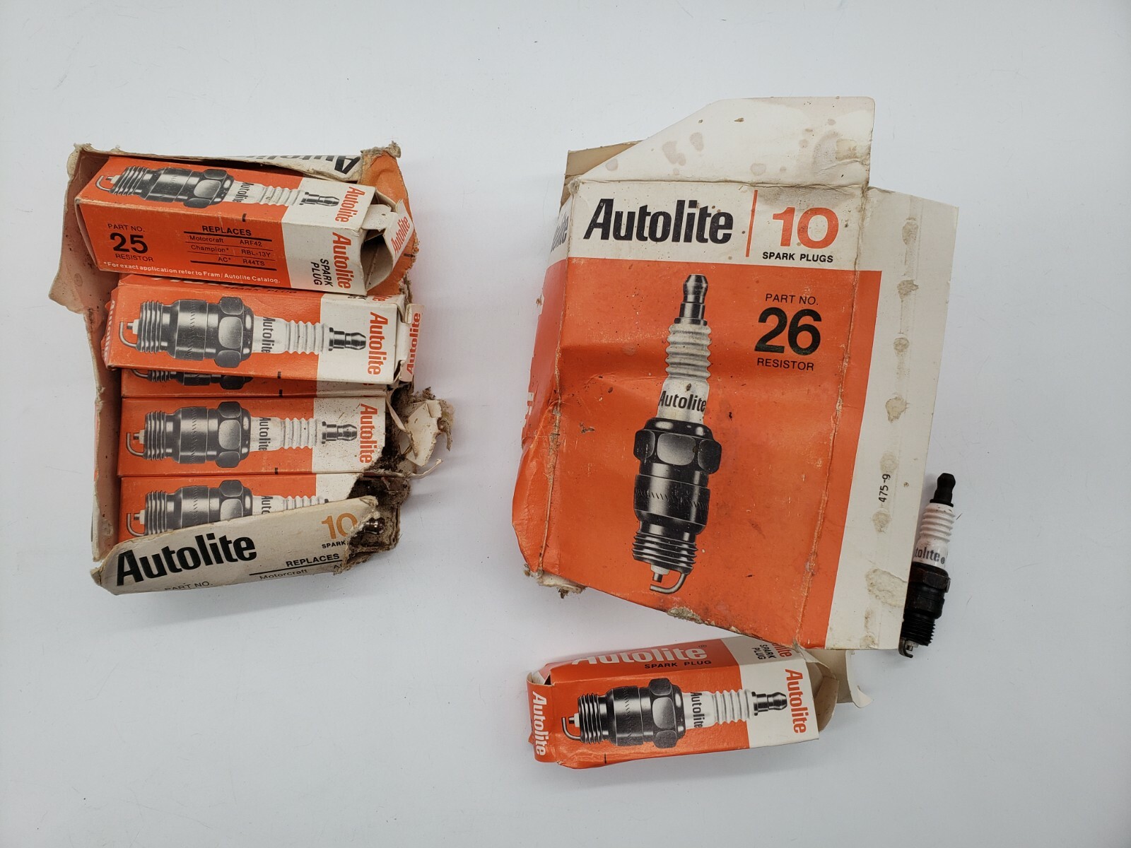 Autolite Spark Plug Lot of 14 Part No 25 and 26 NOS Made in the USA - Rusted