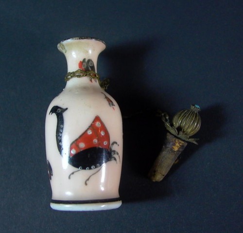 alte Parfümflasche / Miniatur Flakon Milchglas / Beinglas bemalt - sehr schön - Picture 5 of 7