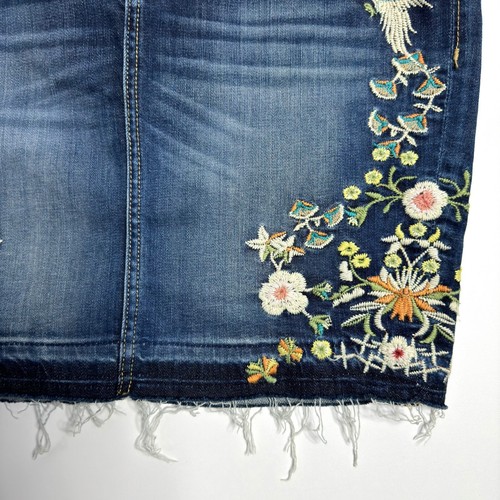 Minifalda DRIFTWOOD Kate Lápiz Denim Lavado Oscuro Floral Bordada Talla 28 - Imagen 3 de 6