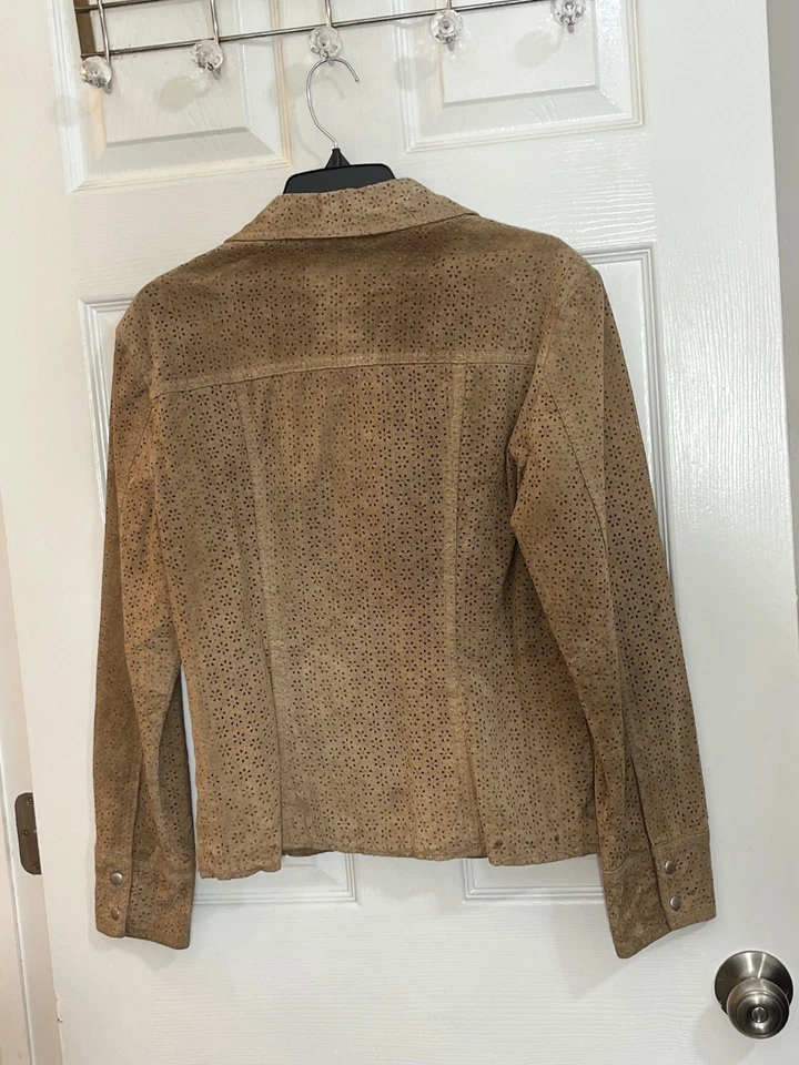 Chaqueta de cuero de gamuza perforada Aria para mujer mediana marrón con recorte floral forrada Foto 2 de 4