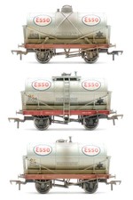 BACHMANN 'OO' GAUGE RAKE OF 3 ESSO 2878/3060/303 TANK WAGONS *WEATHERED