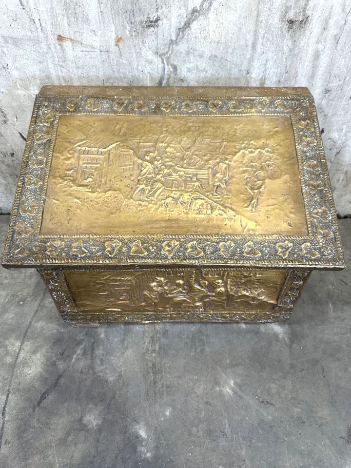 Antigua caja de carbón de taberna de latón martillado a mano - 11x14 pulgadas, 16 pulgadas de alto Foto 2 de 4
