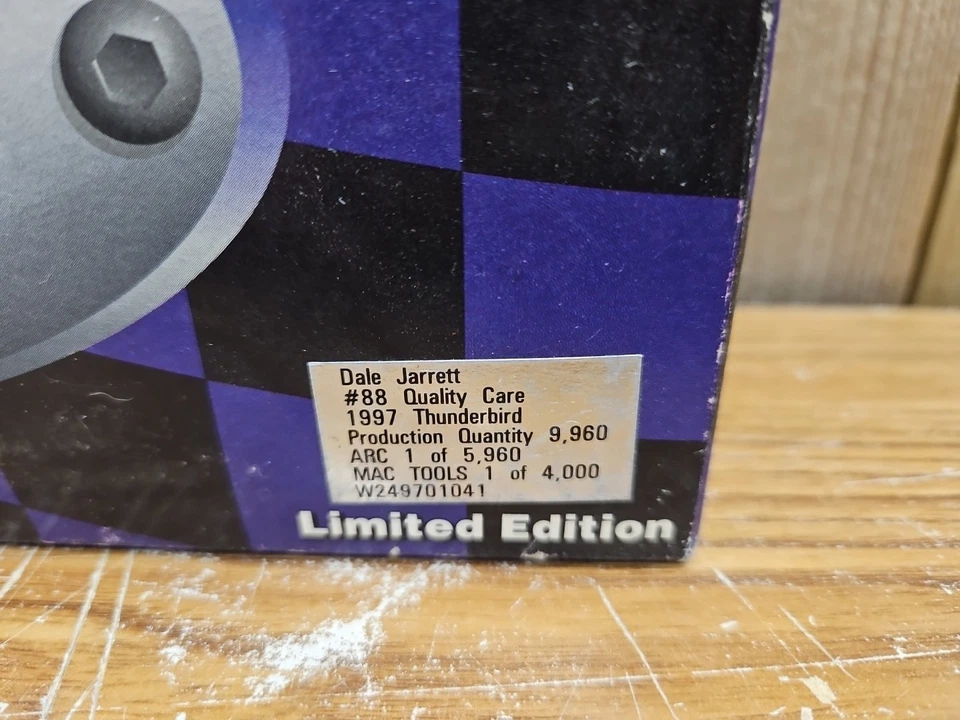 Action Dale Jarrett #88 Quality Care 1997 Ford Thunderbird 1:24  - Imagem 2 de 4