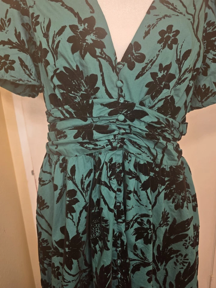 Maxi Vestido Anthropologie Verde Katarina Forrado Flores Flocadas, Talla L, $90 Foto 2 de 4
